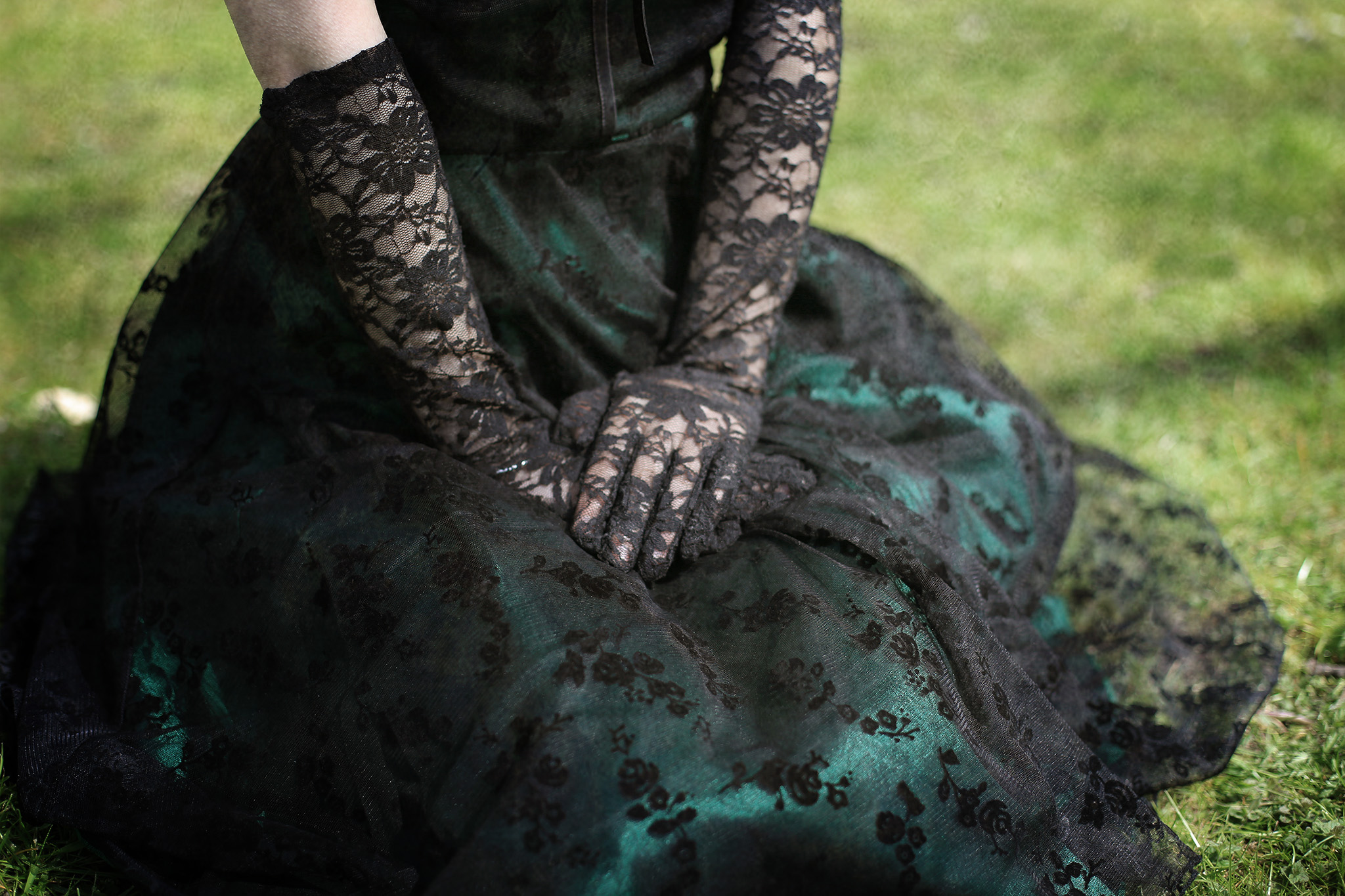 gothic-girl-nature-lace-gloves
