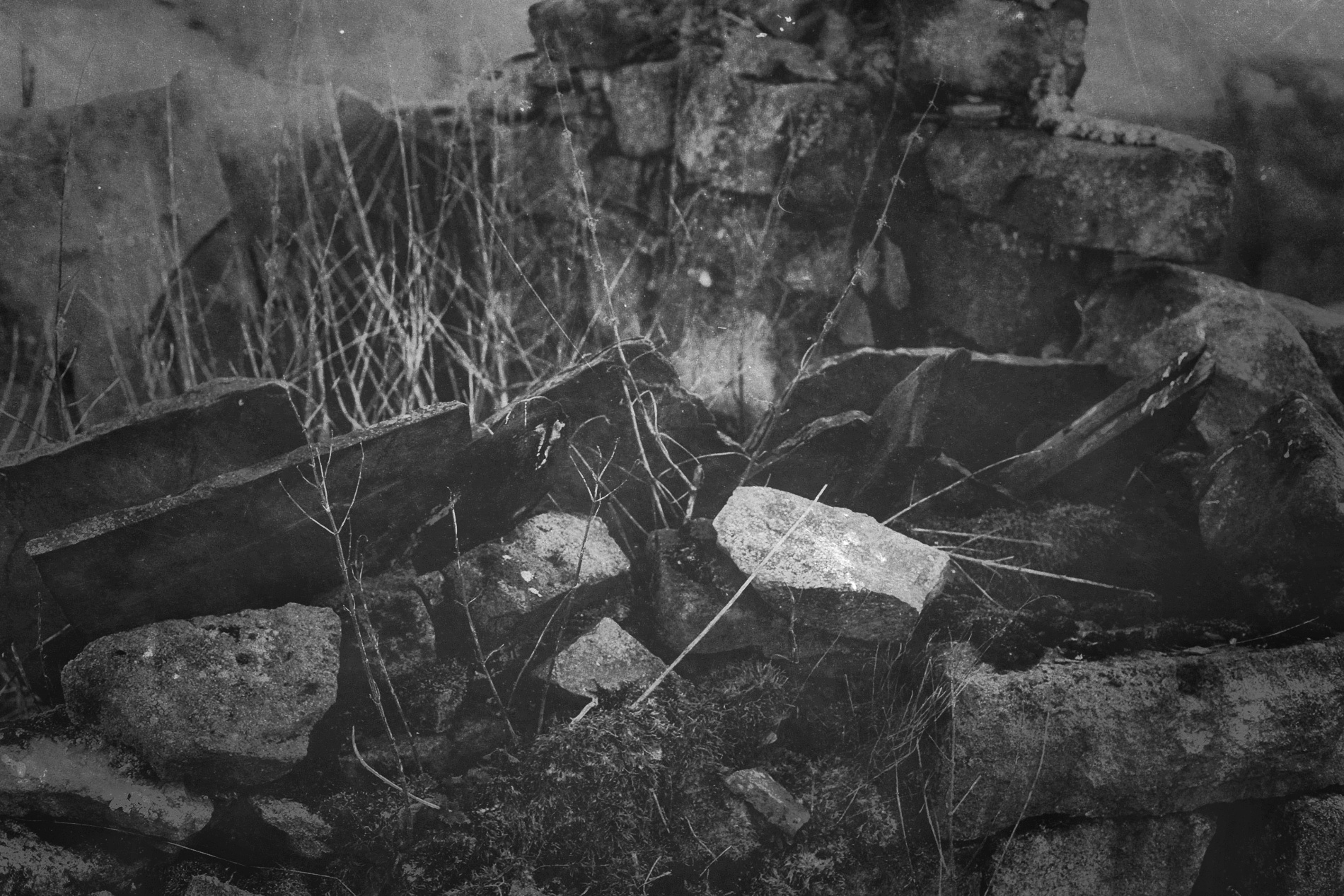 yorkshire-ruins-bnw-stone-hebden-01