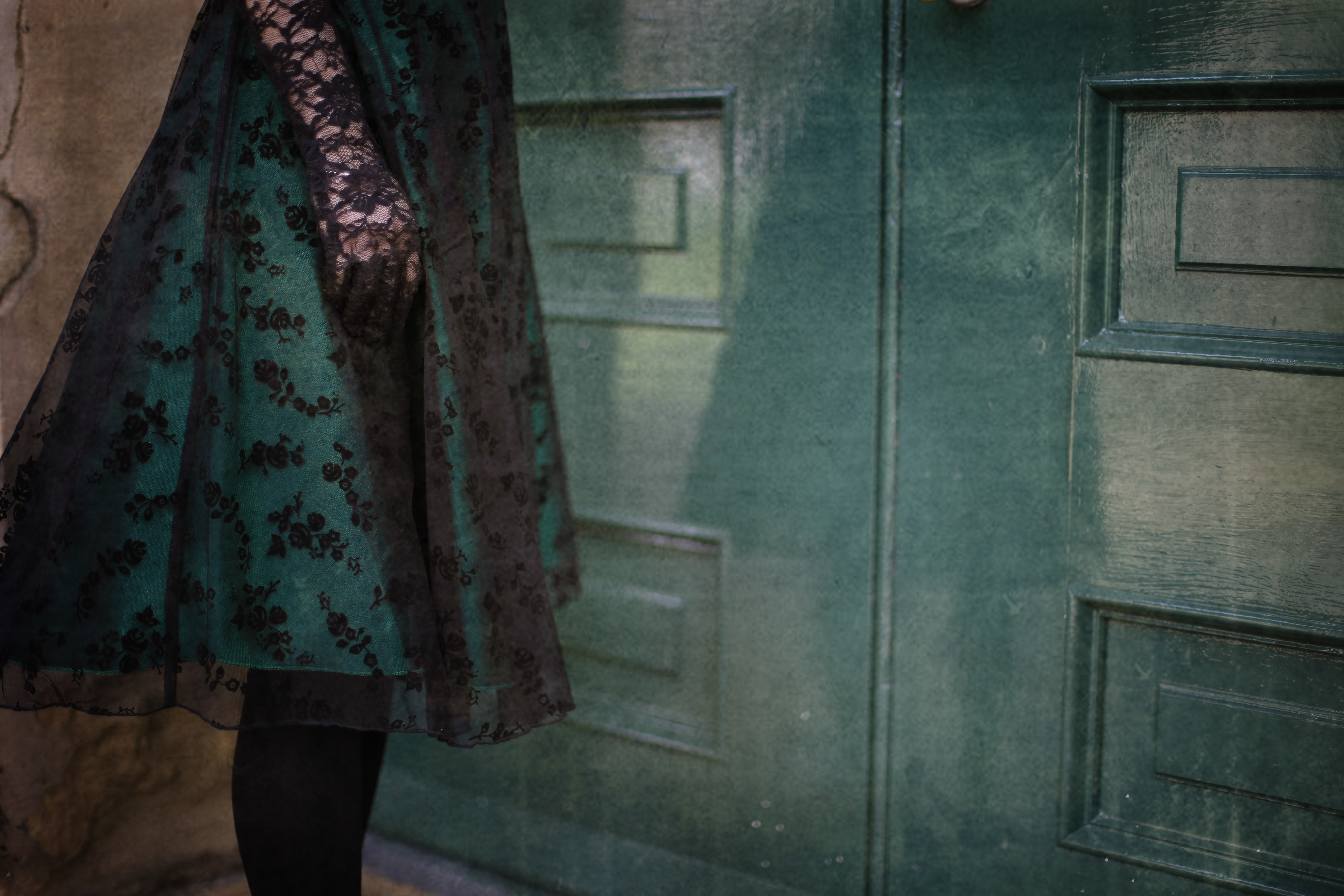 girl-green-dress-lace-gothic