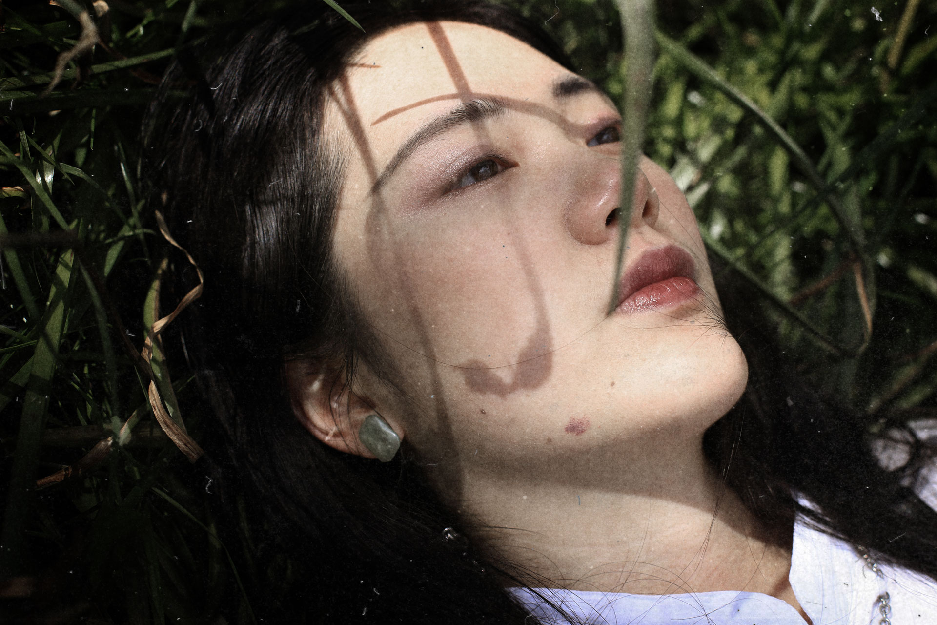 girl-portrait-on-grass-photography