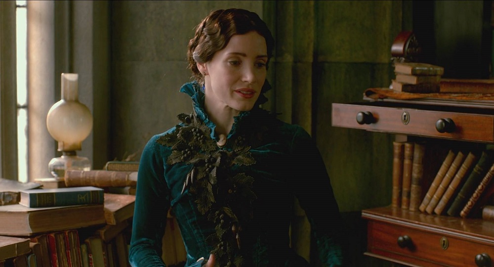 Costume design symbolism in Crimson Peak (2015): Lucille’s breathtaking blue velvet&nbsp;dress